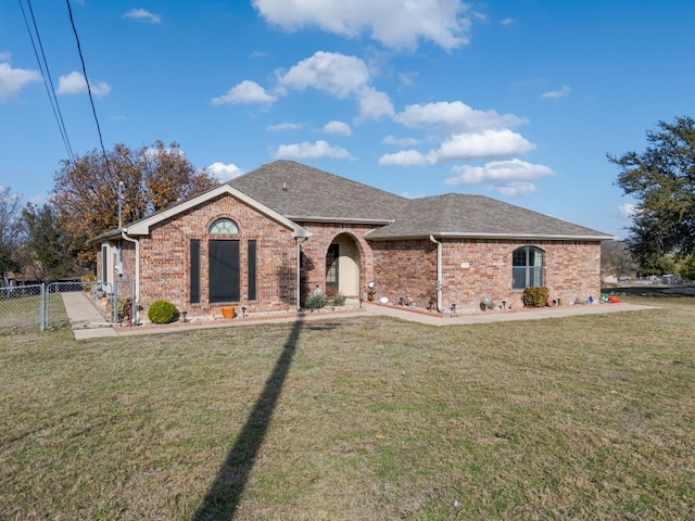 ranch-style house featuring a front yard