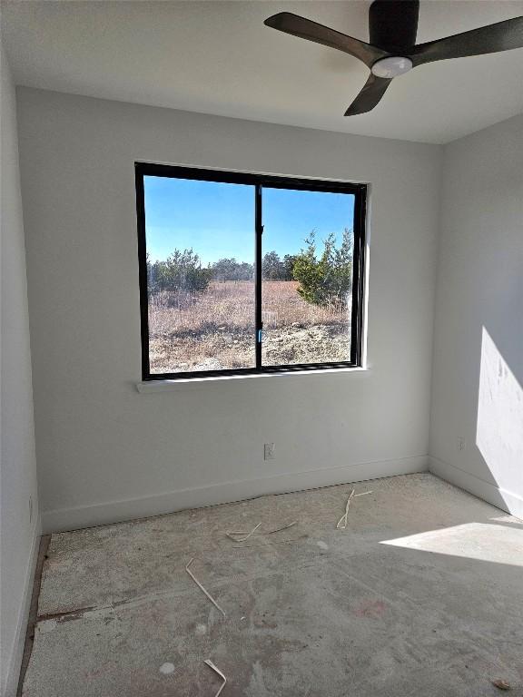 unfurnished room with plenty of natural light and ceiling fan