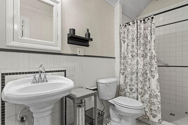 bathroom featuring a shower with curtain, sink, vaulted ceiling, and toilet