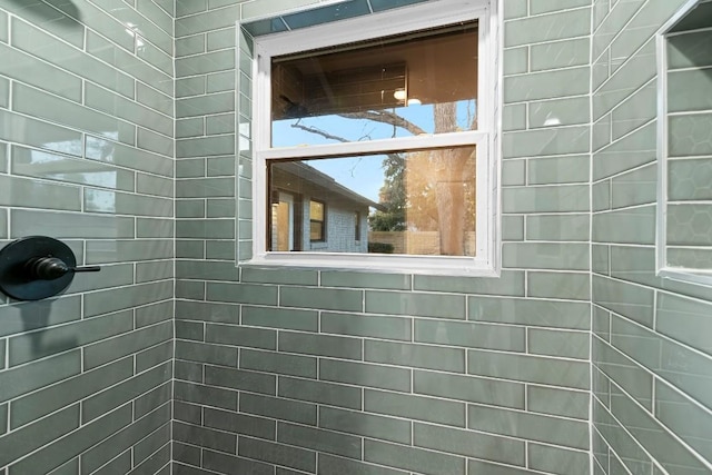 bathroom featuring a tile shower