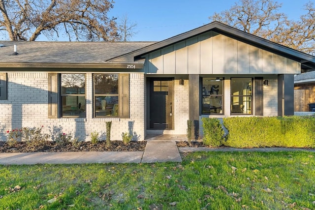 view of front of property with a front yard