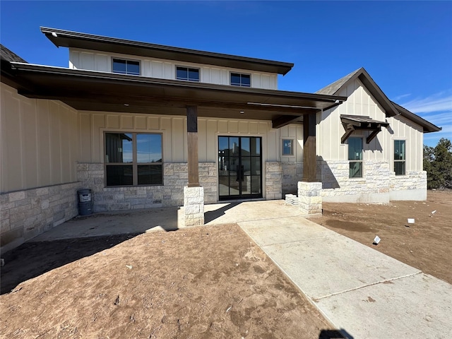 view of front of home featuring a patio