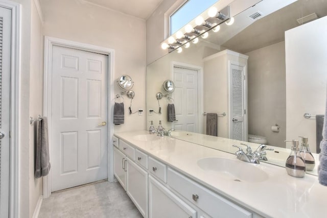 full bath with a sink, visible vents, toilet, and a closet