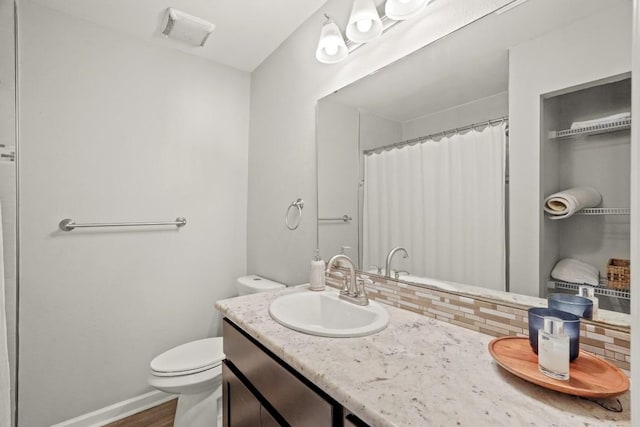 full bath featuring vanity, baseboards, visible vents, toilet, and backsplash