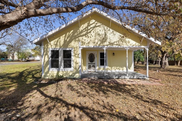 view of front of house with a front lawn and covered porch