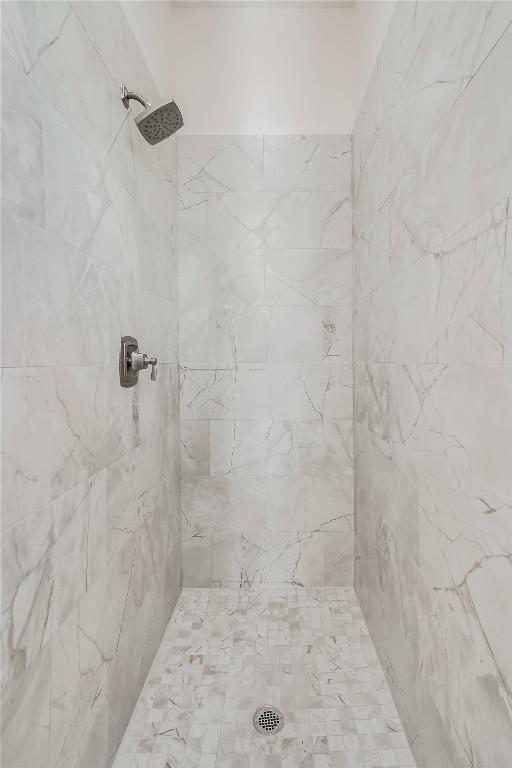 bathroom featuring tiled shower