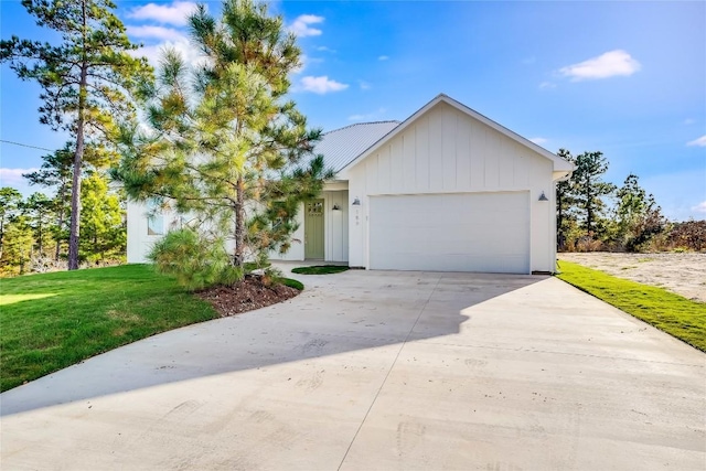 view of front facade featuring a garage and a front lawn