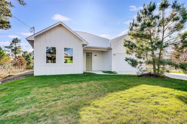 view of front of house featuring a front lawn and a garage