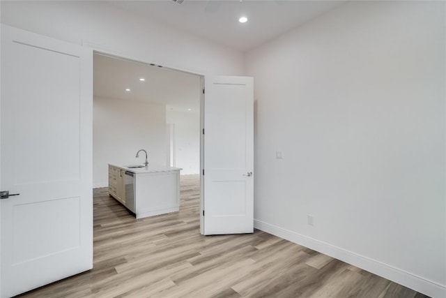 189 Mauna Kea Ln, Bastrop, TX 78602 - unfurnished bedroom featuring a sink, light wood-style floors, baseboards, and recessed lighting