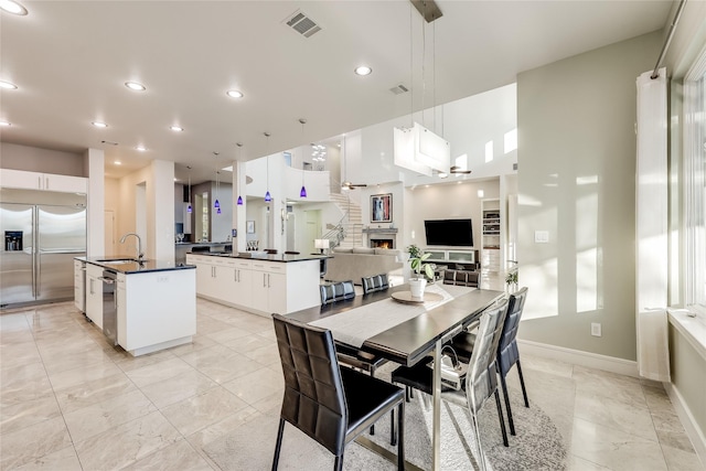 dining room with sink and ceiling fan