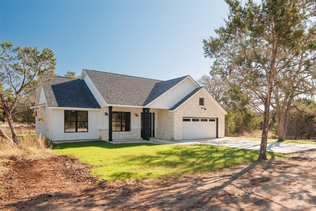 view of front facade featuring a garage and a front yard