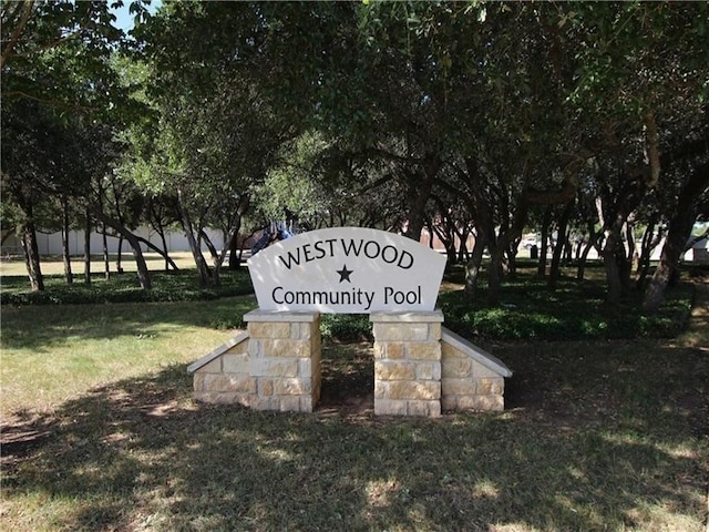 community sign with a lawn