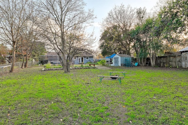 view of yard featuring an outbuilding