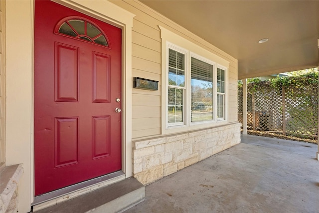 property entrance featuring a porch