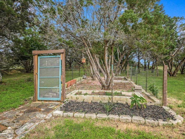 view of yard featuring an outbuilding