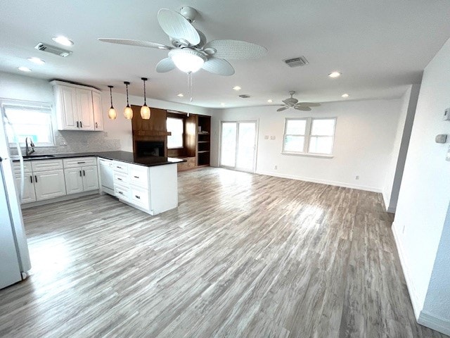 246 Starboard Ave, Rockport, TX 78382 - kitchen featuring a peninsula, dark countertops, open floor plan, baseboards, and recessed lighting