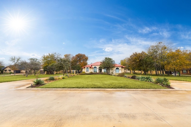 view of property's community featuring a yard