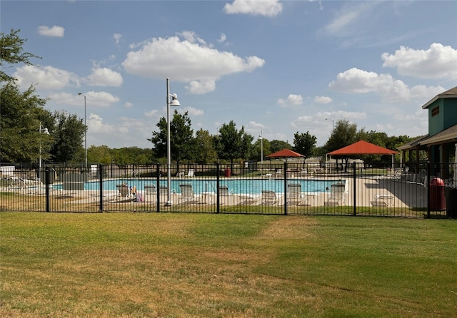 view of swimming pool featuring a yard