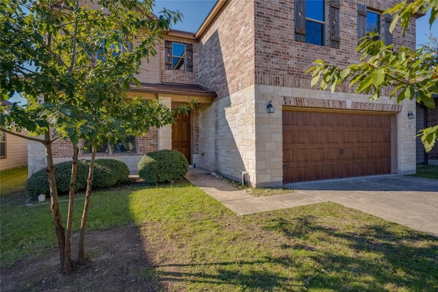 view of front of property featuring a front yard and a garage