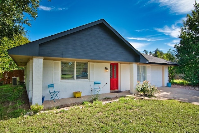 view of front of house featuring a garage and a front yard