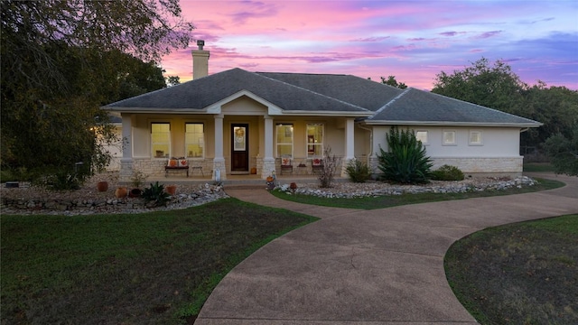 view of front of home featuring a porch and a lawn