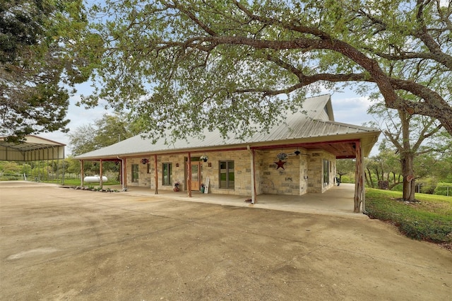 view of front facade with a carport and covered porch