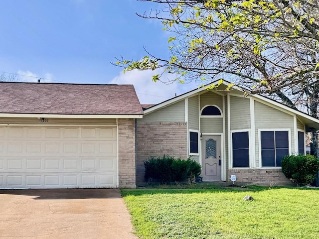 view of front of property featuring a front yard and a garage