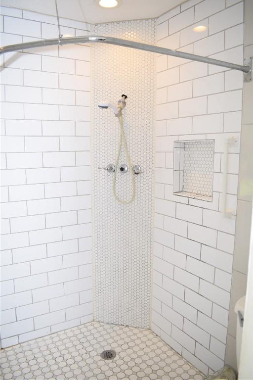 bathroom featuring tiled shower