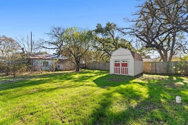 view of yard with a storage unit