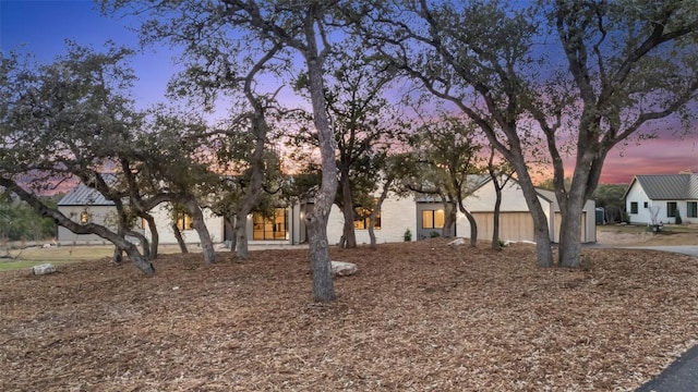 view of yard at dusk