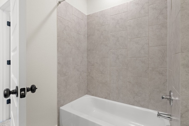 bathroom featuring tiled shower / bath