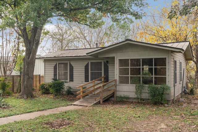 view of front of property featuring a front lawn