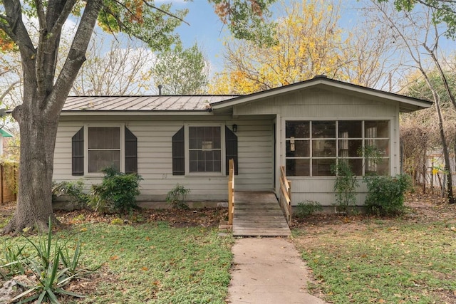 ranch-style home featuring a front yard