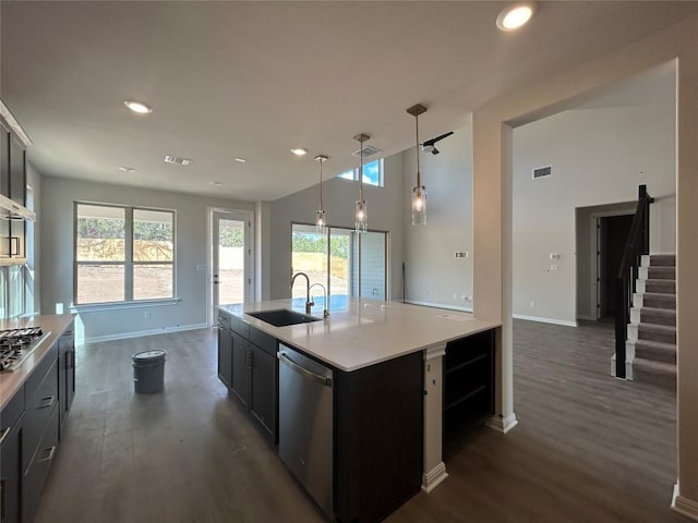 kitchen with dark wood finished floors, visible vents, stainless steel appliances, and a sink