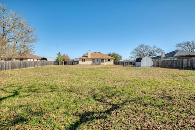 view of yard with a storage shed