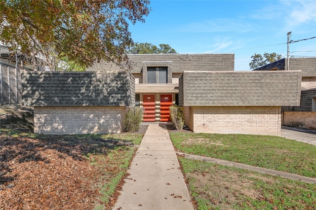 view of front of home with a front lawn