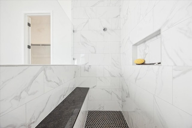 bathroom featuring tiled shower