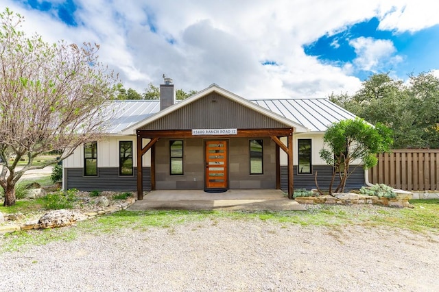 view of front of house featuring a porch