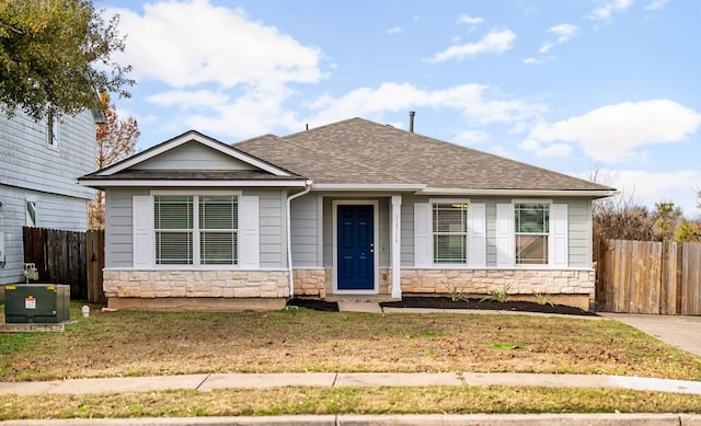 view of front of property featuring a front lawn