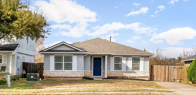 view of front of property featuring a front yard