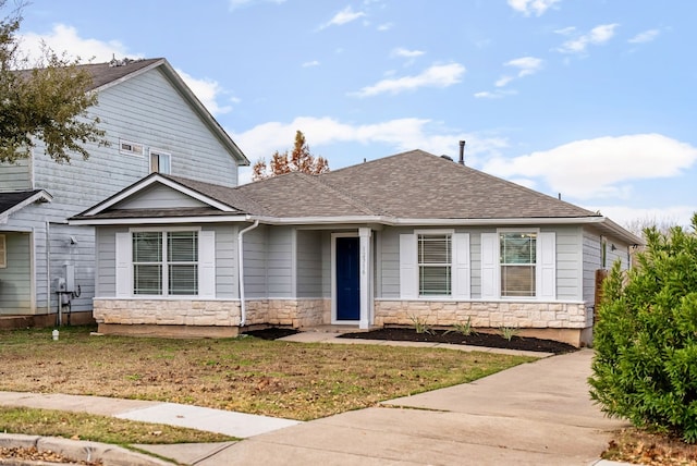 view of front of property with a front lawn