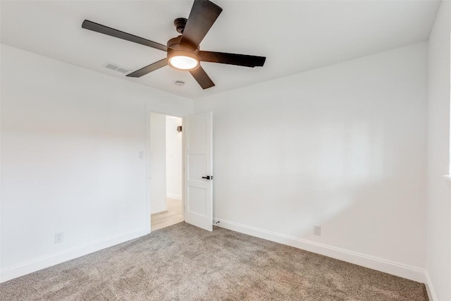 carpeted empty room featuring ceiling fan