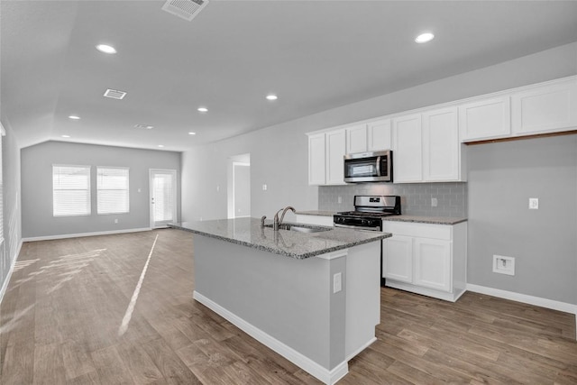 kitchen featuring a center island with sink, sink, light hardwood / wood-style flooring, appliances with stainless steel finishes, and white cabinetry