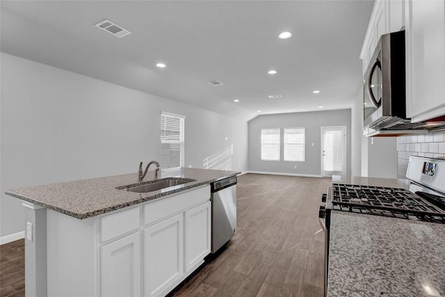 kitchen with sink, stainless steel appliances, dark hardwood / wood-style flooring, a kitchen island with sink, and white cabinets