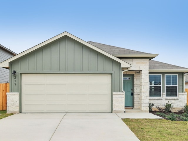 view of front facade featuring a garage and a front yard