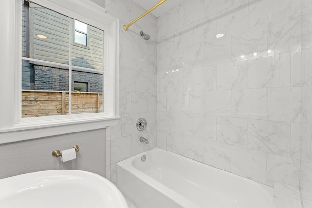 bathroom with tiled shower / bath combo