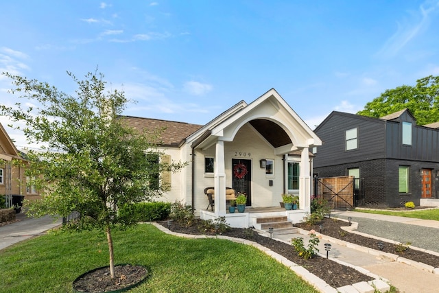 view of front of home featuring a front yard