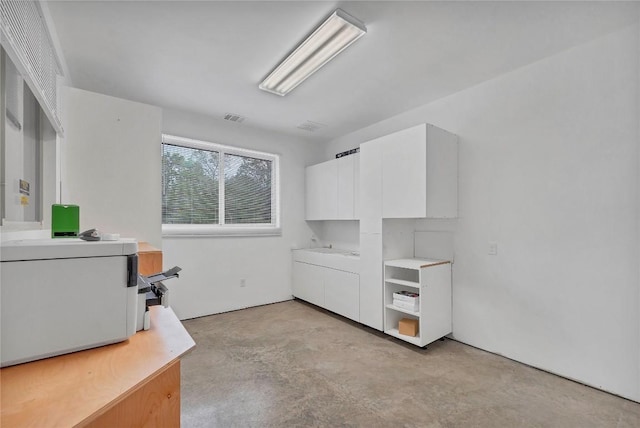 176 Elk Rdg, Canyon Lake, TX 78133 - interior space featuring concrete flooring and visible vents