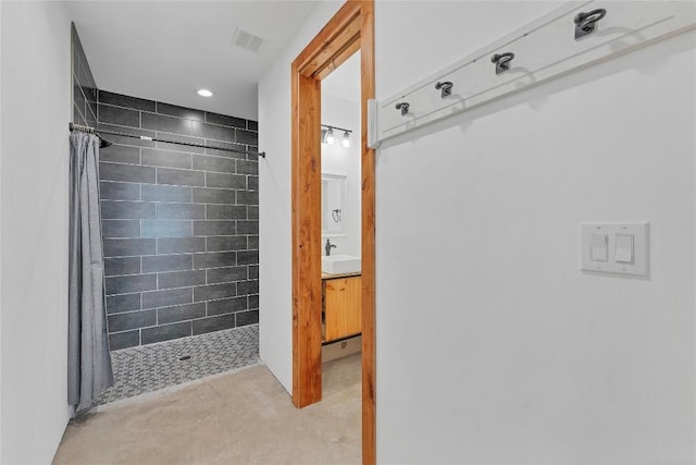 176 Elk Rdg, Canyon Lake, TX 78133 - full bath featuring tiled shower, vanity, and recessed lighting