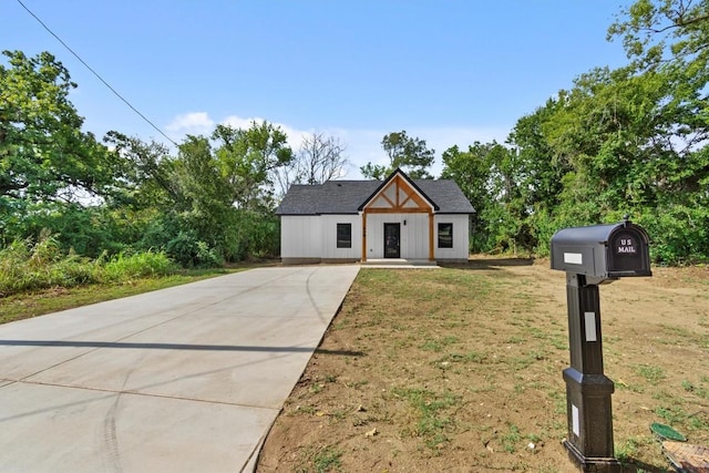 view of front of house with a front yard